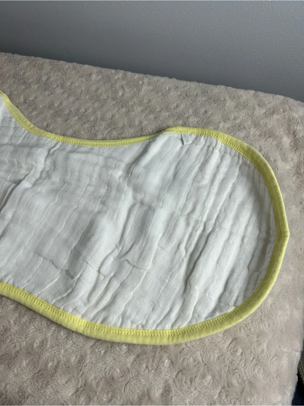 Aden + Anais Burpy Bib & Swaddle Love Book Yellow White Giraffe Print